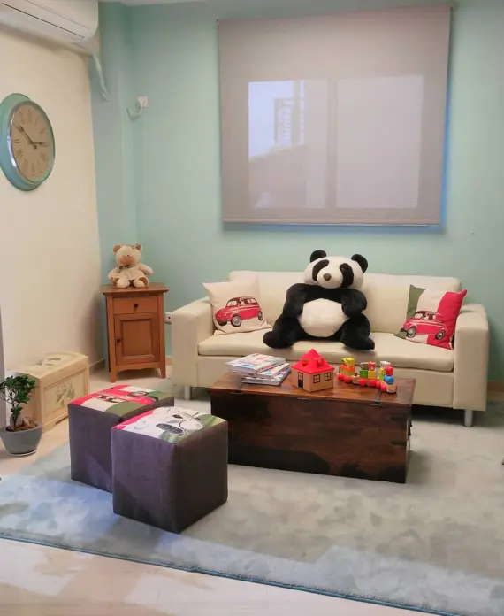 Η παιδίατρος 3 Καλαίσθητος παιδικός χώρος αναμονής με λούτρινα αρκουδάκια, παιδικά καθίσματα, παιχνίδια και άνετους καναπέδες, ιδανικός για παιδιά και οικογένειες