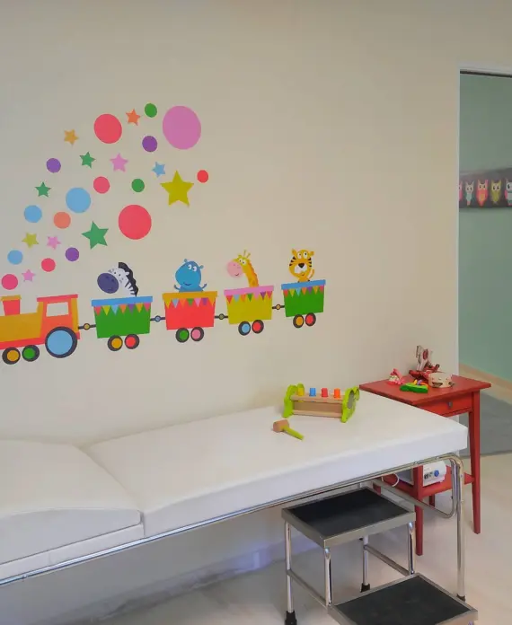 Η παιδίατρος 7 Παιδικό εξεταστήριο με διακοσμητικό αυτοκόλλητο τοίχου τρενάκι, παιδικά παιχνίδια και αναπαυτικό εξεταστικό κρεβάτι